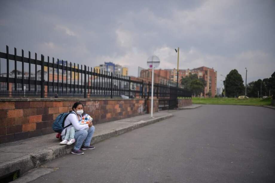 Una mujer espera con su bebé en la Terminal de Salitre, en Bogotá. / Jose Vargas