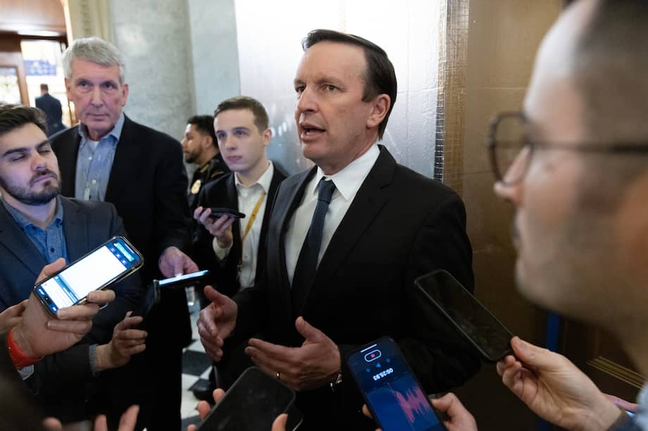 El senador demócrata de Connecticut, Chris Murphy, habla con los medios de comunicación sobre las negociaciones con los republicanos del Senado sobre la política de inmigración.