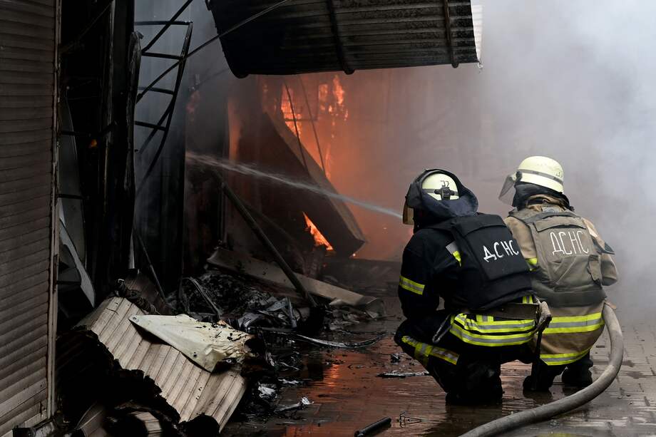 Bomberos tratan de controlar las llamas en el mercado central de Sloviansk este 5 de julio, luego de un bombardeo.