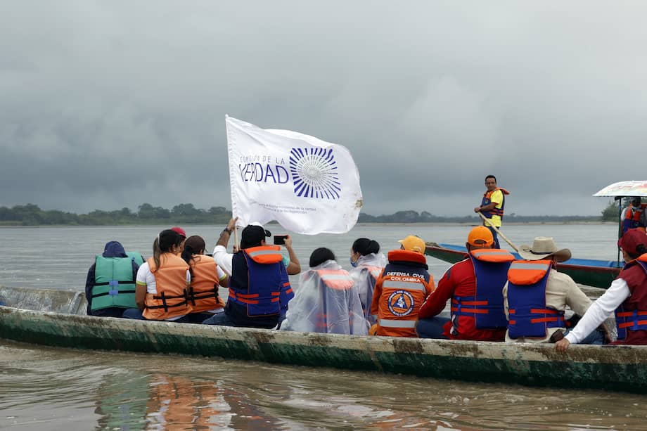 Fotografía de archivo fechada el 29 de octubre de 2021 que muestra a Integrantes de la Comisión de la Verdad mientras navegan el río Arauca, en la población de Puerto Contreras (Colombia).