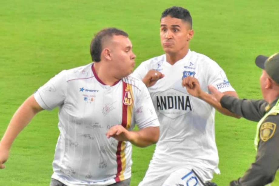El hincha, identificado como Alejandro Montenegro, agredió, inicialmente, al jugador de Millonarios Daniel Cataño.