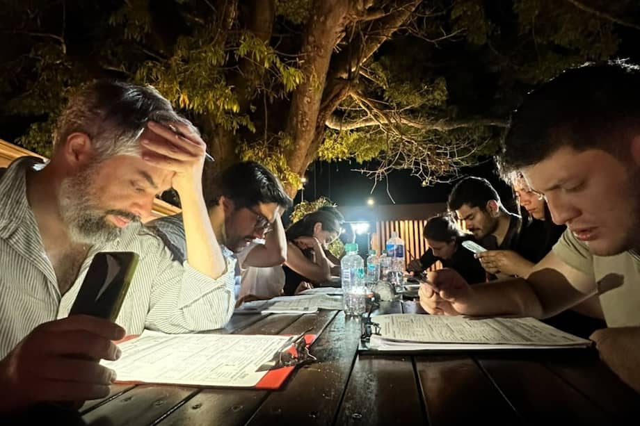 El ingeniero Juan Camilo Ramírez Hoyos (izquierda) y su equipo trabajó hasta tarde, analizando la información recolectada tras las inspecciones en los colegios rurales de Pereira.