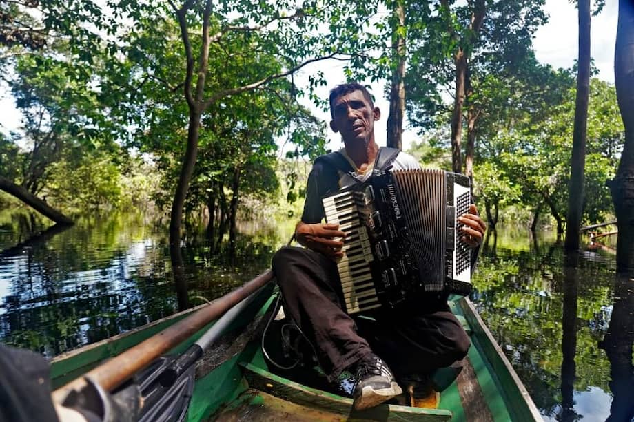 Eder Rodrigues do Nascimento, de 60 años, rema días enteros cantando versos sobre la protección de la Amazonía brasileña. / FLORENCE GOISNARD / AFP