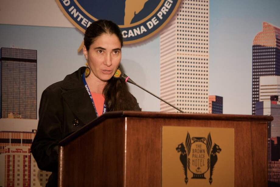 La bloguera y activista cubana, Yoani Sánchez, habla sobre los desafíos del periodismo independiente en Cuba, durante una sesión de la Asamblea General de la Sociedad Interamericana de Prensa (SIP) en Denver (Estados Unidos)./ EFE