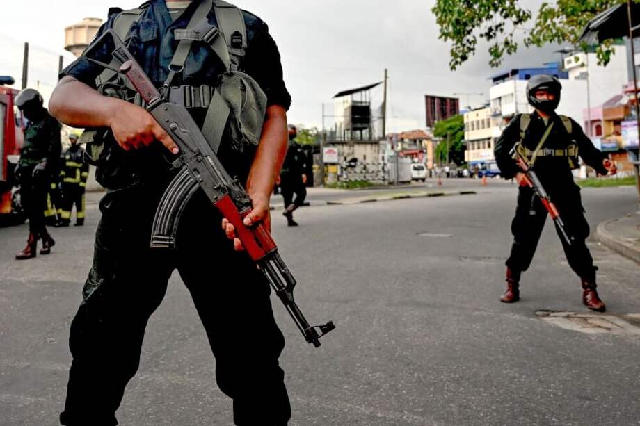 Soldados de Sri Lanka aseguran una de las zonas afectadas por las explosiones. / AFP