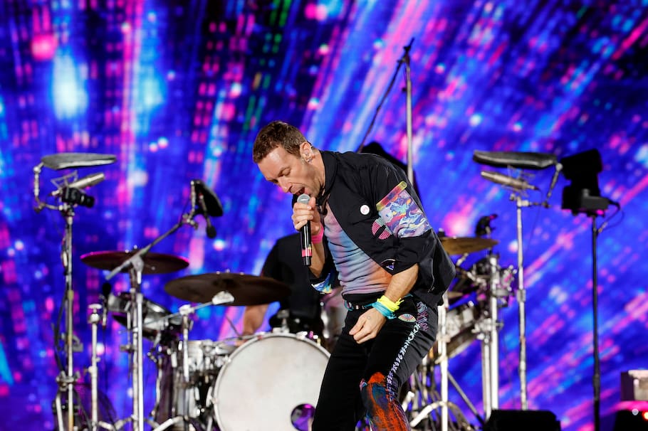 AME7770. BOGOTÁ (COLOMBIA), 16/09/2022.- Chris Martin, vocalista de Coldplay, canta hoy durante un concierto de la banda británica en Bogotá (Colombia). Decenas de miles de personas vibraron este viernes con la música de Coldplay en el estadio Nemesio Camacho "El Campín", en el primero de dos conciertos de la banda británica en Bogotá, parte de su gira mundial "Music of the spheres". EFE/ Mauricio Dueñas Castañeda /SOLO USO EDITORIAL /NO VENTAS /NO ARCHIVO