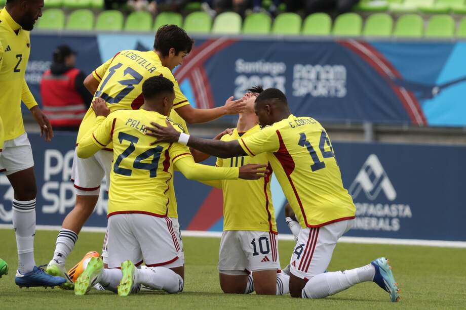 Daniel Ruiz de Colombia anota el gol 1 para Colombia vs. Honduras durante los Juegos Panamericanos Santiago 2023 en el Estadio Elias Figueroa el 23 de octubre en Valparaiso, Chile.