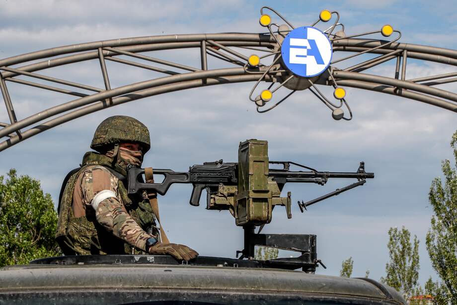 Un soldado ruso vigila la entrada principal de la central nuclear Zaporizhzhia, en la localidad de Enerhodar, en el sureste de Ucrania.