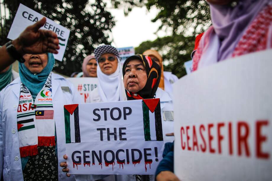 Manifestantes protestan contra las acciones de Israel en Gaza.