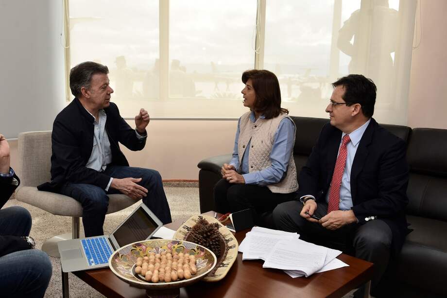 Reunión del presidente Santos, la canciller María A. Holguín y el embajador de Colombia en Caracas, Ricardo Lozada, en 2007. / Presidencia