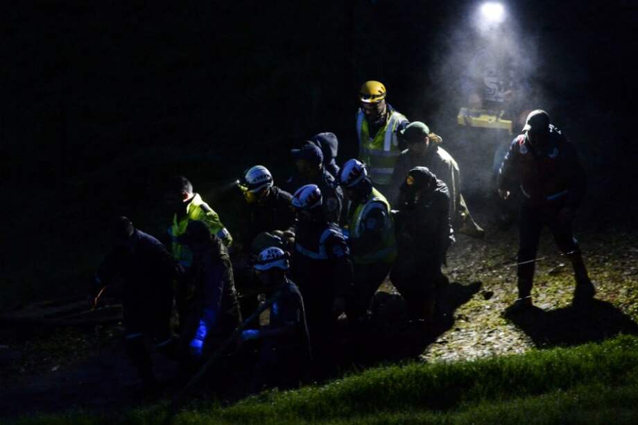 Lo primero que hizo Erwin Tumiri cuando empezó a ser rescatado fue preguntar por el resto de sus compañeros de tripulación. / AFP