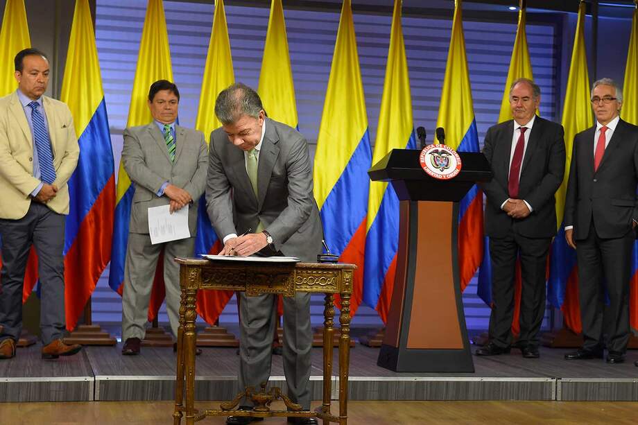 El Presidente Santos firma el acta de entrega de la lista de 51 magistrados que aplicarán la Justicia Especial de Paz, hoy en la Casa de Nariño. / SIG