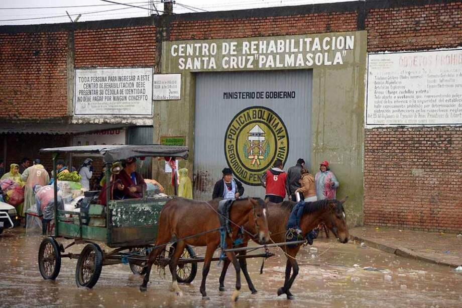 Esta es entrada principal de la cárcel de Palmasola, que visitará el papa Francisco durante su paso por Bolivia. / AFP