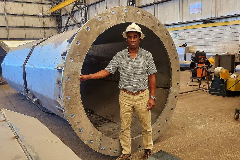 Jorge Isaac Mosquera al frente de uno de los postes de exportación.