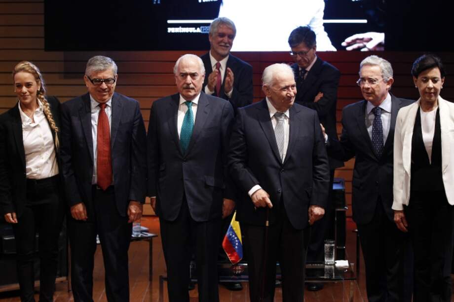 De izquierda a derecha, Lilian Tintori, César Gaviria, Andrés Pastrana, Belisario Betancur, Álvaro Uribe Vélez y la madre de Leopoldo López, Antonieta Mendoza. / EFE