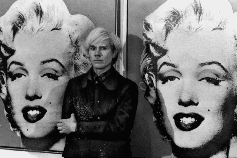 El pintor y cineasta de arte pop de Estados Unidos, Andy Warhol, se encuentra frente a su doble retrato de la difunta estrella de cine de Hollywood, Marilyn Monroe, en la Tate Gallery de Londres, el 15 de febrero de 1971, en una vista previa para la prensa de su exposición.