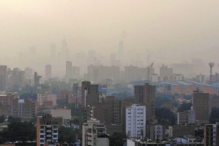La Secretaría de Ambiente de Medellín indico que se tratan de episodios críticos por contaminación ambiental. EFE/Luis Eduardo Noriega A.