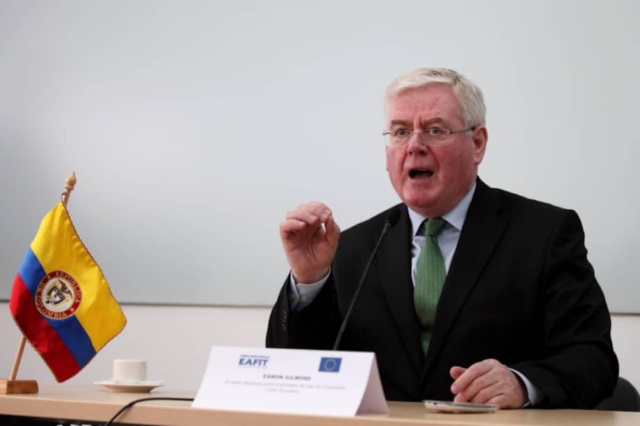 El enviado especial de la Unión Europea para el proceso de paz en Colombia, Eamon Gilmore, durante una rueda de prensa en Medellín. / EFE
