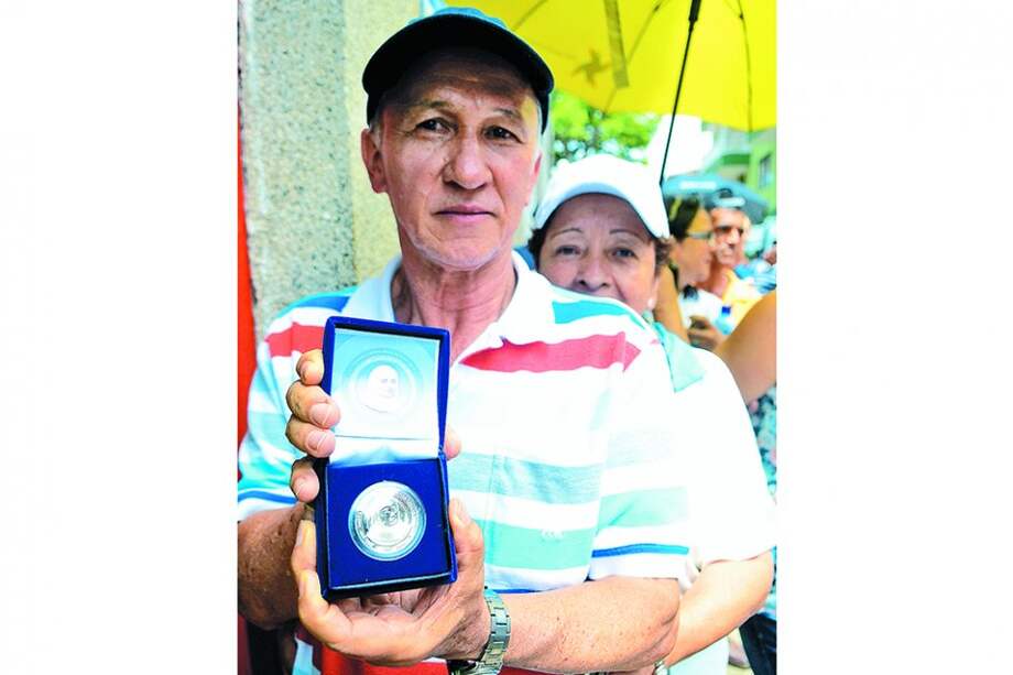 Alirio Fernández y su esposa, Nelly Ceballos, los primeros colombianos que compraron la moneda conmemorativa de la Santa nacional. / Luis Benavides