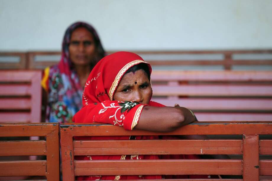Sobras de comida y ropa usada a cambio de limpiar baños a mano en la India