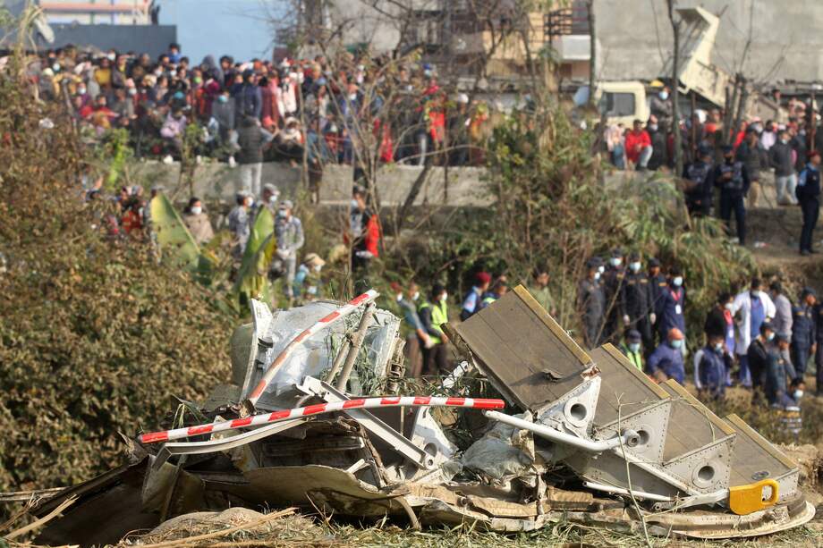 Los restos en el lugar del accidente de un avión ATR72 de Yeti Airlines en Pokhara, en el centro de Nepal, el 15 de enero de 2023.