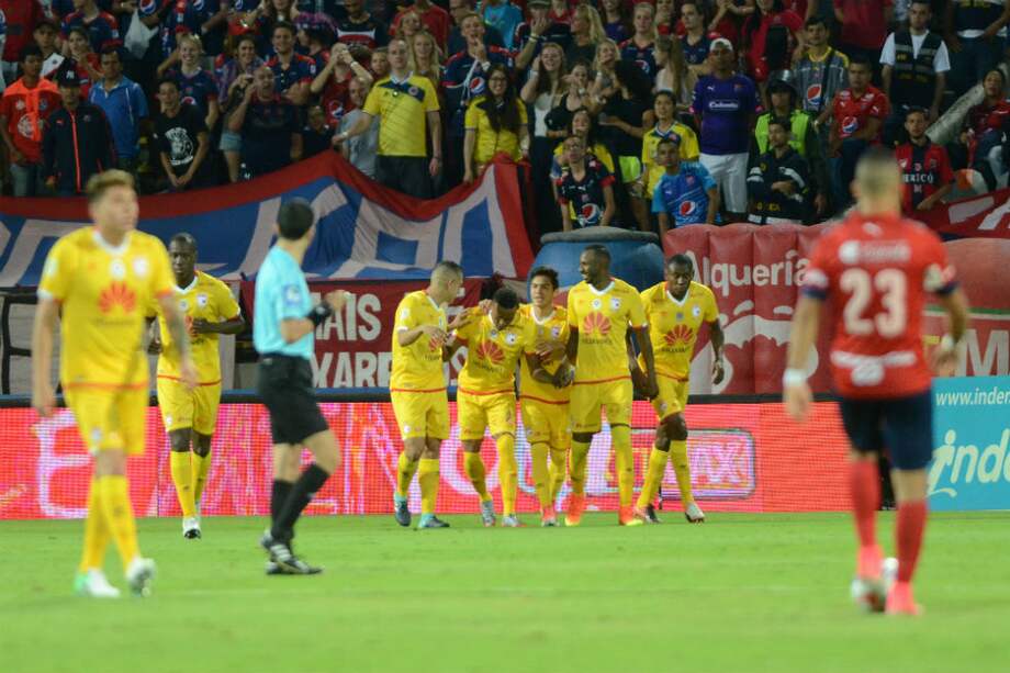 Los jugadores de Independiente Santa Fe celebran el gol de Pajoy frente a Medellín. / Luis Benavides