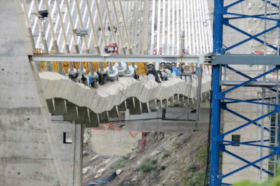 Así luce la imposta instalada hasta el momento sobre uno de los costados del puente Hisgaura. / Cortesía Invías