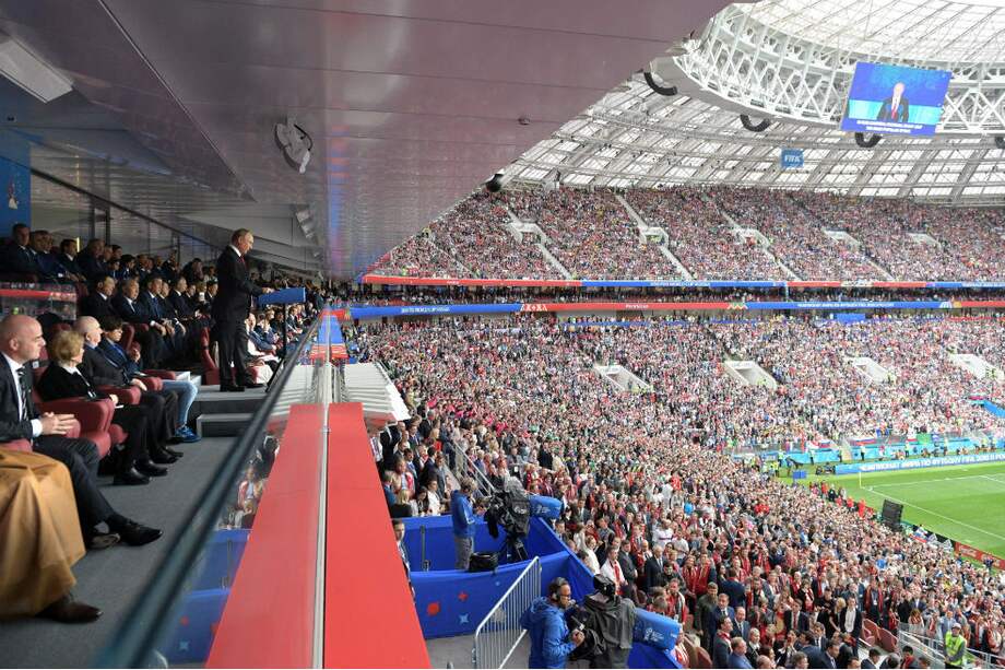 El presidente de Rusia, Vladimir Putin, durante la inauguración del Mundial de Fútbol en el estadio de Moscú. A su derecha Gianni Infantino, presidente de la FIFA. / AFP