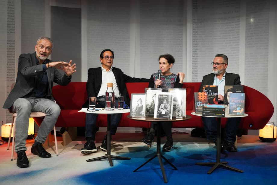 (De izq a der) El periodista alemán Paul Ingendaay; Gustavo Guerrero, editor del escritor Javier Marías en Francia; la traductora de la obra de Javier Marías al alemán, Susanne Lange, y Roland Spahr, editor de la obra del escritor español en Alemania, rinden un homenaje póstumo al escritor en la Feria del Libro de Fráncfort (Alemania) este viernes.
