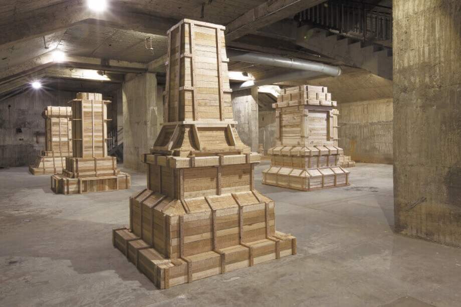 "Héroes mil". Instalación escultórica en el Monumento a los Héroes. VIII Premio Luis Caballero. / Foto: Archivo de Juan Fernando Herrán