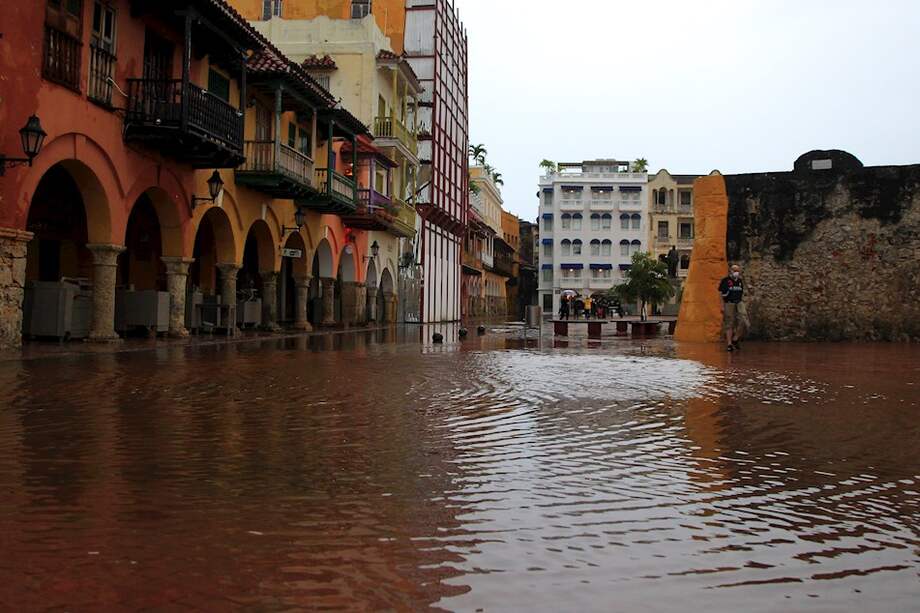 Sitios reconocidos como la Plaza de los Coches, en el centro, o localidades como las de Albornoz, Villa Rosa, Olaya Herrera, Pablo VI y Bayunca se han visto afectadas por esta situación que tiene en emergencia a una ciudad que apenas está empezando a recuperarse del impacto económico de la pandemia de del coronavirus.