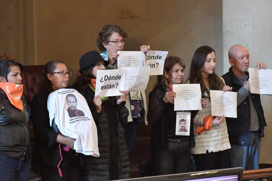 Las víctimas en la sesión del Congreso en pleno del 9 de abril del año pasado. / Gustavo Torrijos - El Espectador