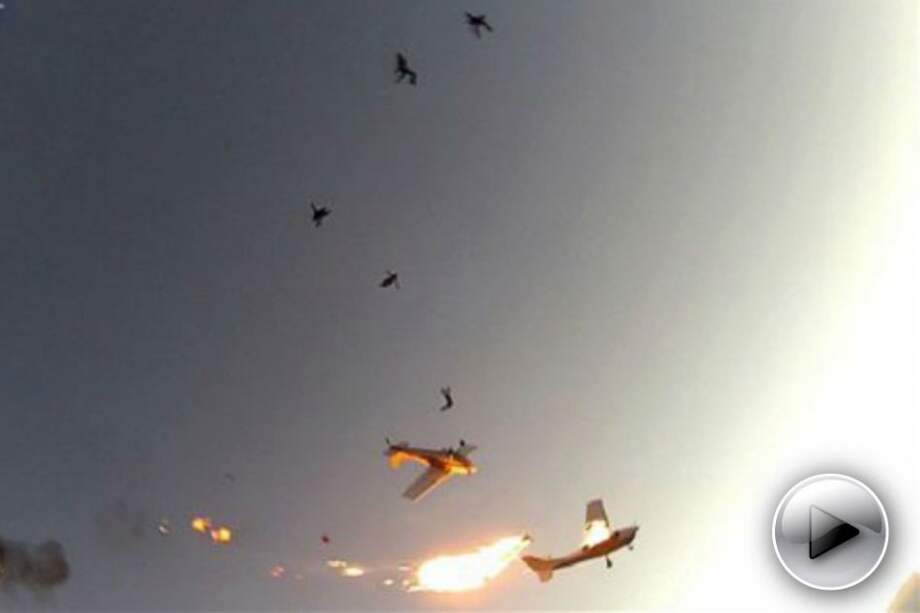 Paracaidistas registraron choque de dos aviones en el aire