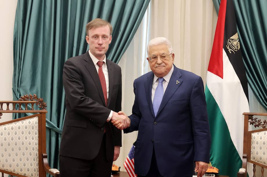 El presidente de la Autoridad Nacional Palestina, Mahmud Abás (der.), se reunió con el asesor de Seguridad Nacional de Estados Unidos, Jake Sullivan (izq.), durante su visita a la ciudad cisjordana de Ramala, el 15 de diciembre de 2023.