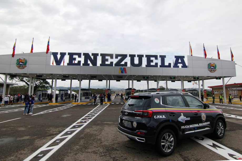 Vehículos en el puente binacional Atanasio Girardot, que une a las poblaciones de Cúcuta (Colombia) y Tienditas (Venezuela).