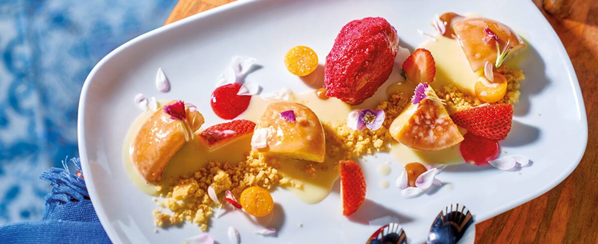 El contraste de sabores, hace que el postre tres leches de Palmira con helado de corozo, sea uno de más apetecidos.