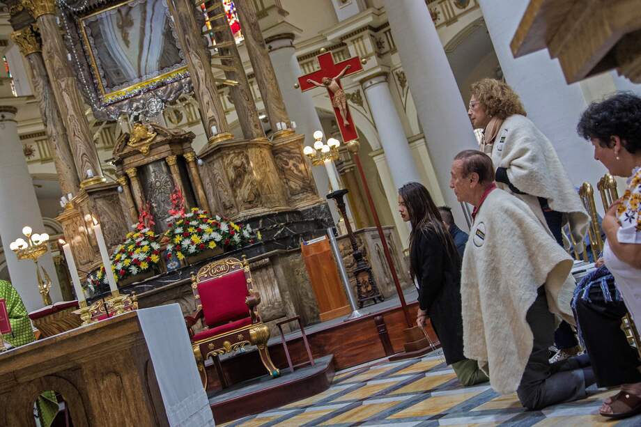 Rodolfo Hernández estuvo en la basílica de Chiquinquirá pidiendo perdón por los comentarios que profirió en contra de la Virgen María.
