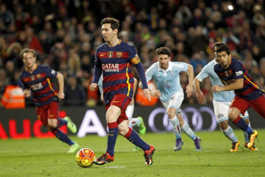 Lionel Messi al momento de cobrar el penal que terminó anotando Luis Suárez. Foto: EFE