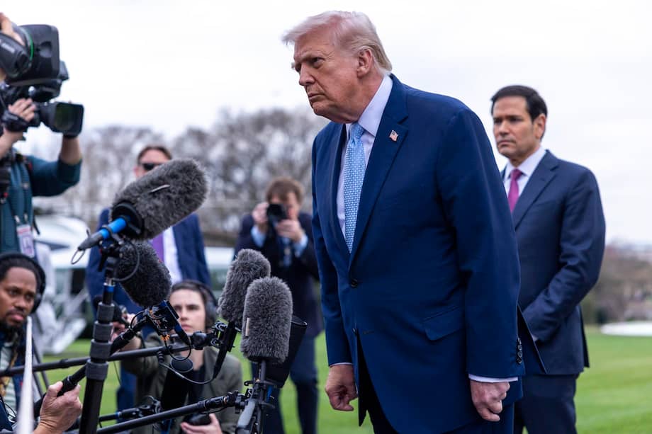 Donald Trump responde a la prensa antes de abordar el Marine One en la Casa Blanca, junto a Marco Rubio