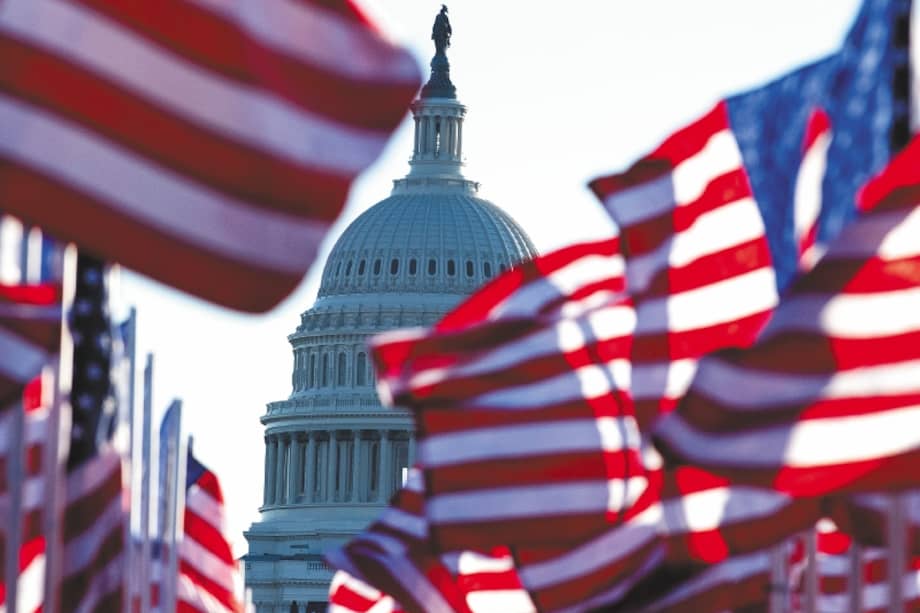 Entre otros requisitos, se debe rendir un examen sobre educación cívica que contiene preguntas de historia y Gobierno de Estados Unidos, así como una prueba del idioma nativo.