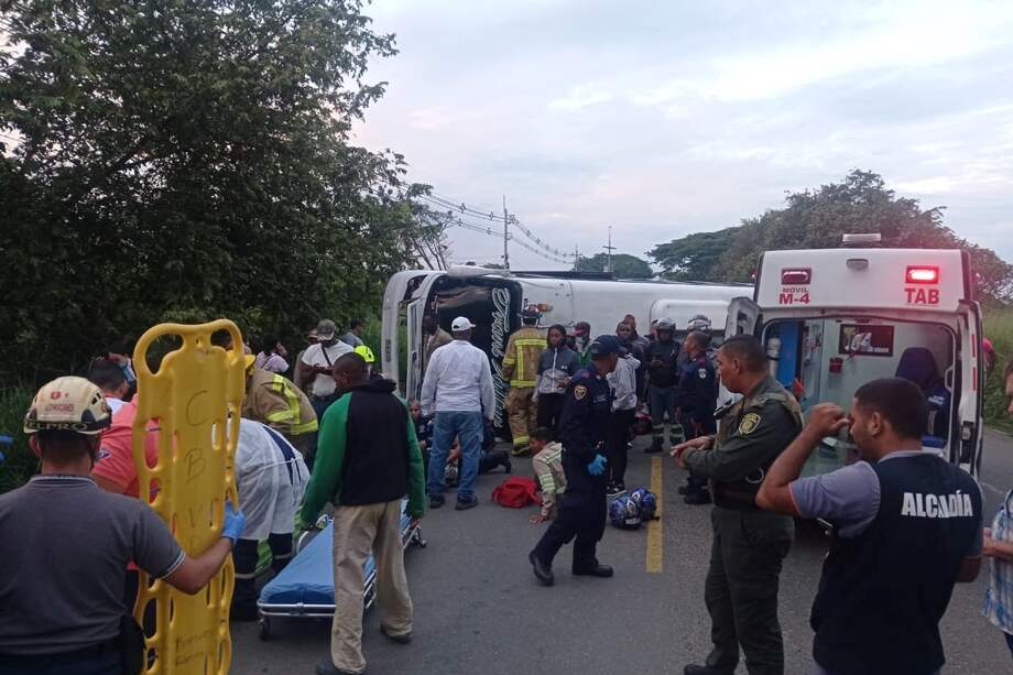 El conductor del vehículo presentó laceraciones, por lo que fue trasladado a un centro médico.