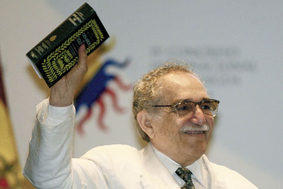 Colombian Nobel prize writer Gabriel Garcia Marquez holds a copy of his book "One hundred years of solitude" during the IV International Congress of Spanish language at the Caribbean city of Cartagena, Colombia March 26, 2007. REUTERS/Daniel Munoz (COLOMBIA) - RTR1NY3L