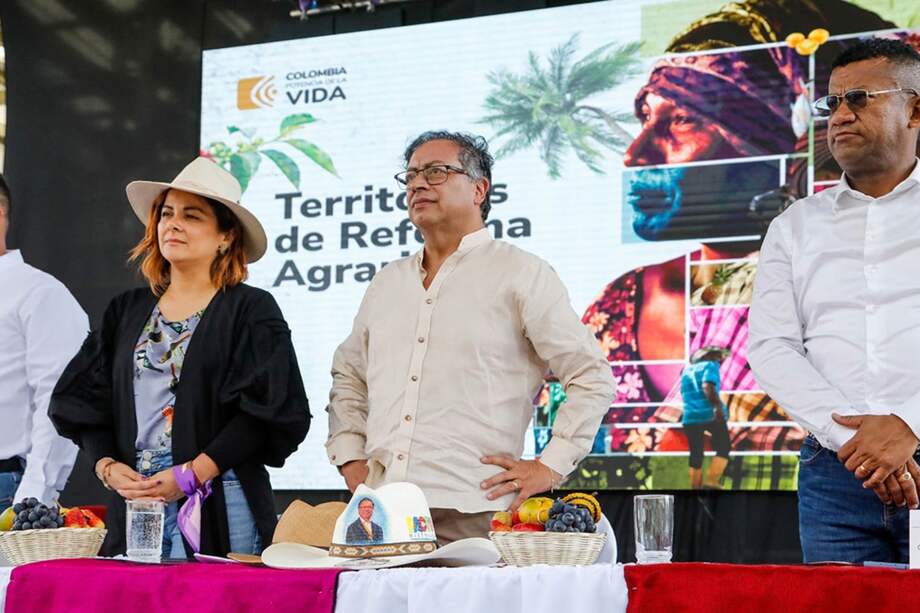 El presidente Gustavo Petro con la ministra de Agricultura, Jennifer Mojica.