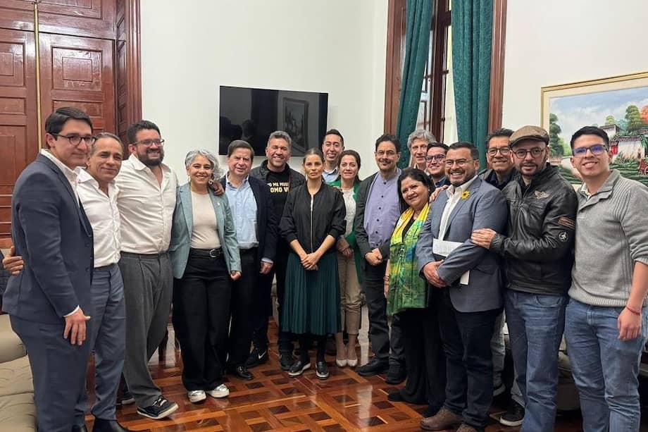 Delegados del Pacto Histórico con sectores de la Alianza Verde reunidos en busca de un acuerdo presidencial a Iván Cepeda.