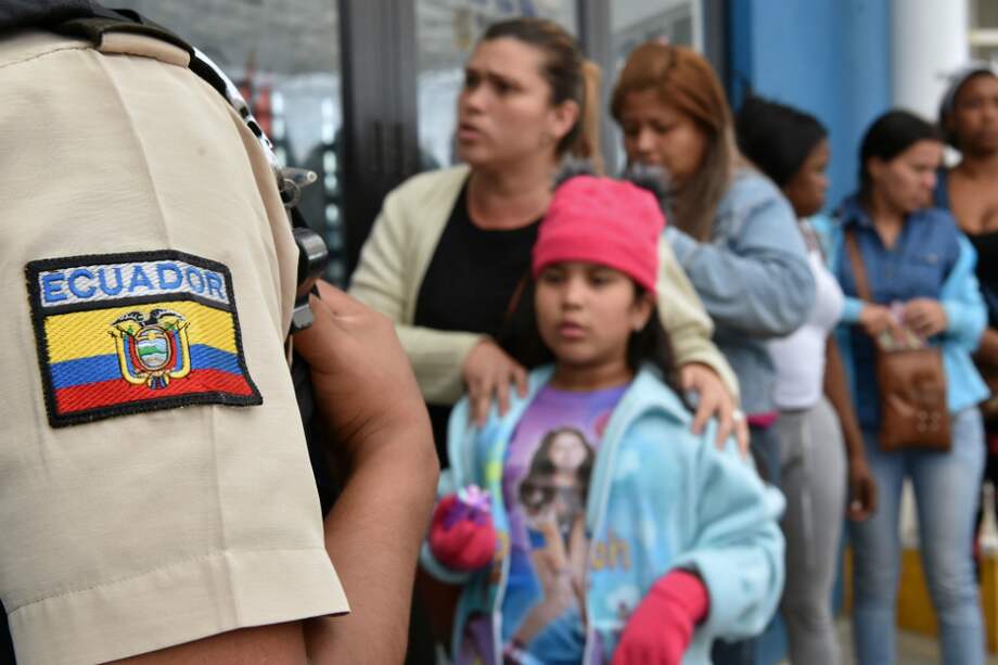Venezolanos en la frontera sur de Ecuador que van con destino a Perú. / AFP