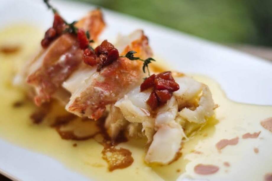 Colita de langosta confitada en mantequilla