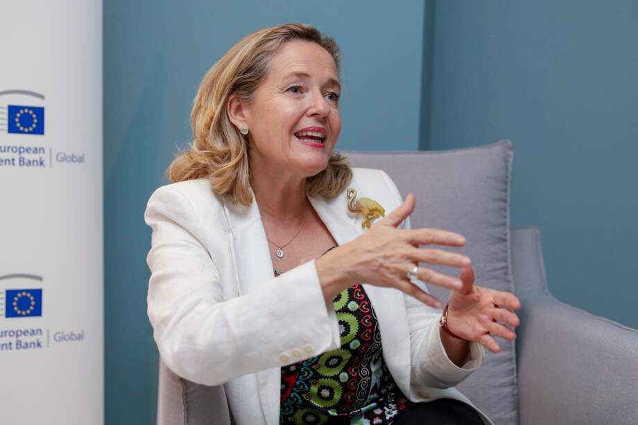 SAN400. SANTA MARTA (COLOMBIA), 09/11/2025.- La presidenta del Banco Europeo de Inversiones (BEI), Nadia Calviño, habla en una entrevista con EFE este sábado, en Santa Marta (Colombia). Calviño, anunciará este domingo en la ciudad colombiana de Santa Marta, en el marco de la IV Cumbre CELAC-UE, millonarias inversiones en varios proyectos en América Latina y el Caribe para impulsar las energías limpias y mejorar las infraestructuras de agua y saneamiento. EFE/ Carlos Ortega