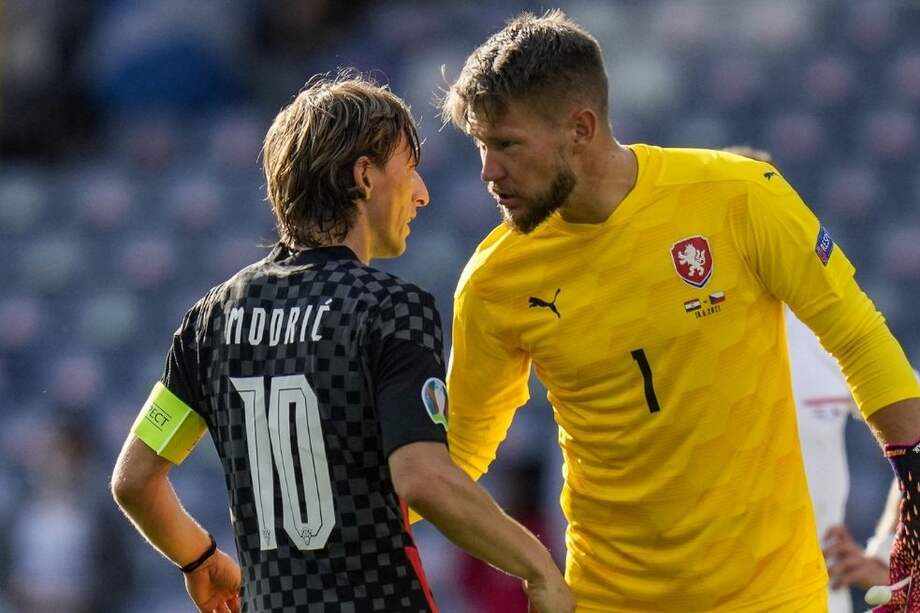 Luka Modric capitán de Croacia frente a Dominik Livaković, arquero de República Checa.