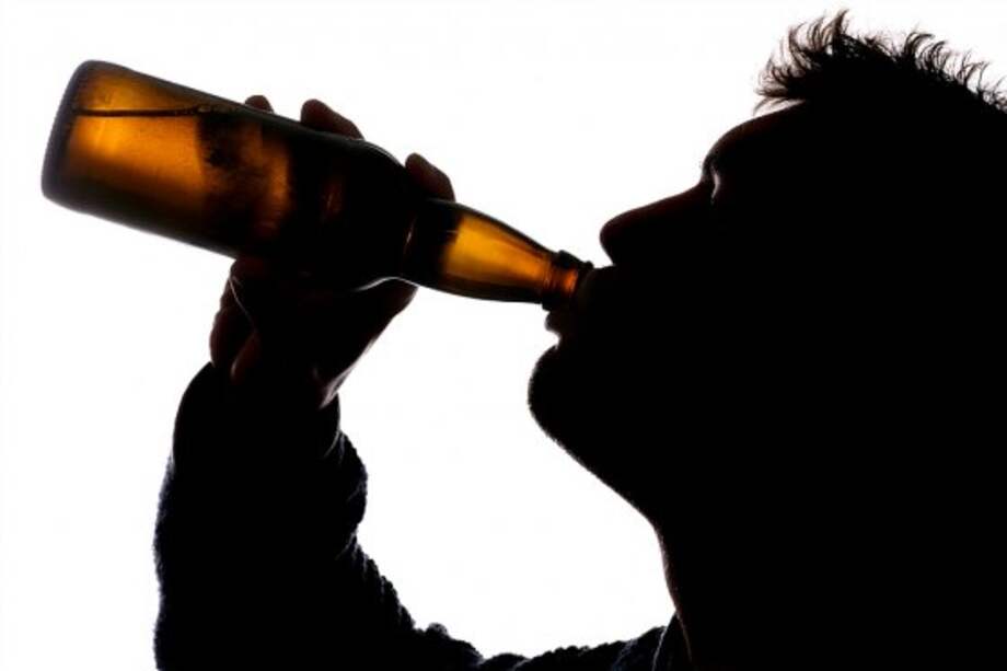 Bebedores viven más que los abstemios según un estudio