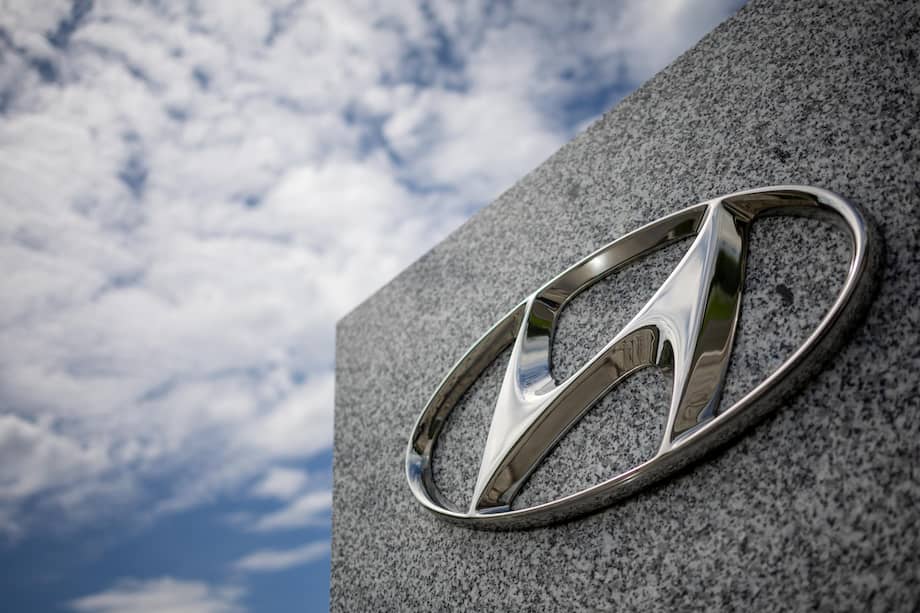 Un logotipo se exhibe frente a la sede de Hyundai Motor Manufacturing.